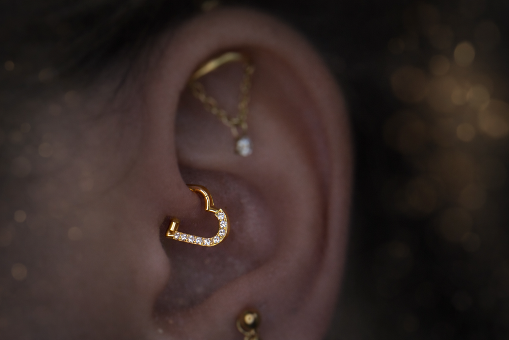 Titan Herz Clicker mit Steinen – Daith Piercing