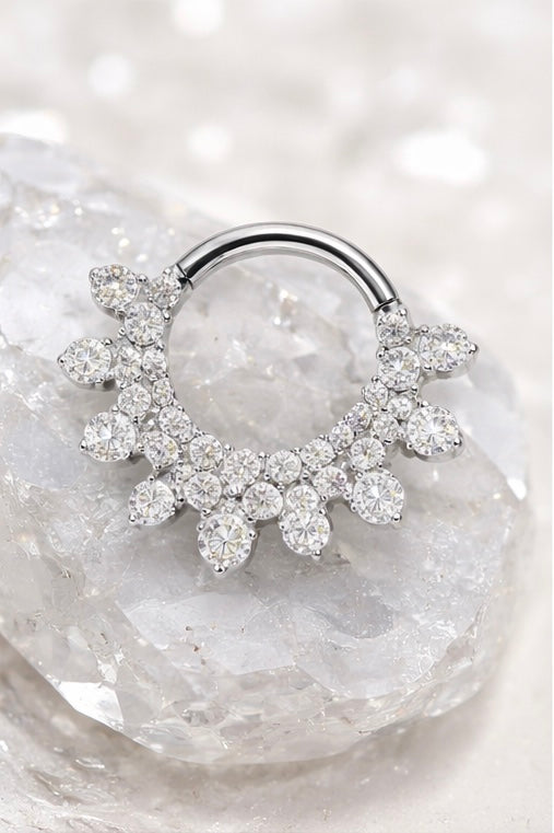 Eleganter Clicker mit funkelnden Zirkonia Septum  / Daith