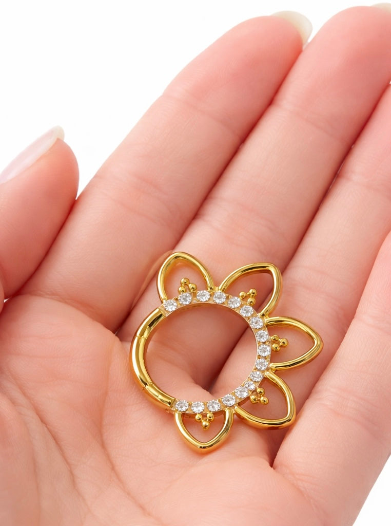 ✨ Titan Septum- oder Daith-Piercing – Blumenmotiv mit Zirkonia