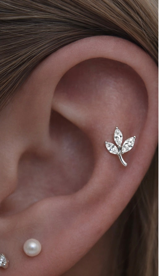 Titan Ohrstecker Blatt mit Zirkonia – Helix / Flat Piercing (Silber)
