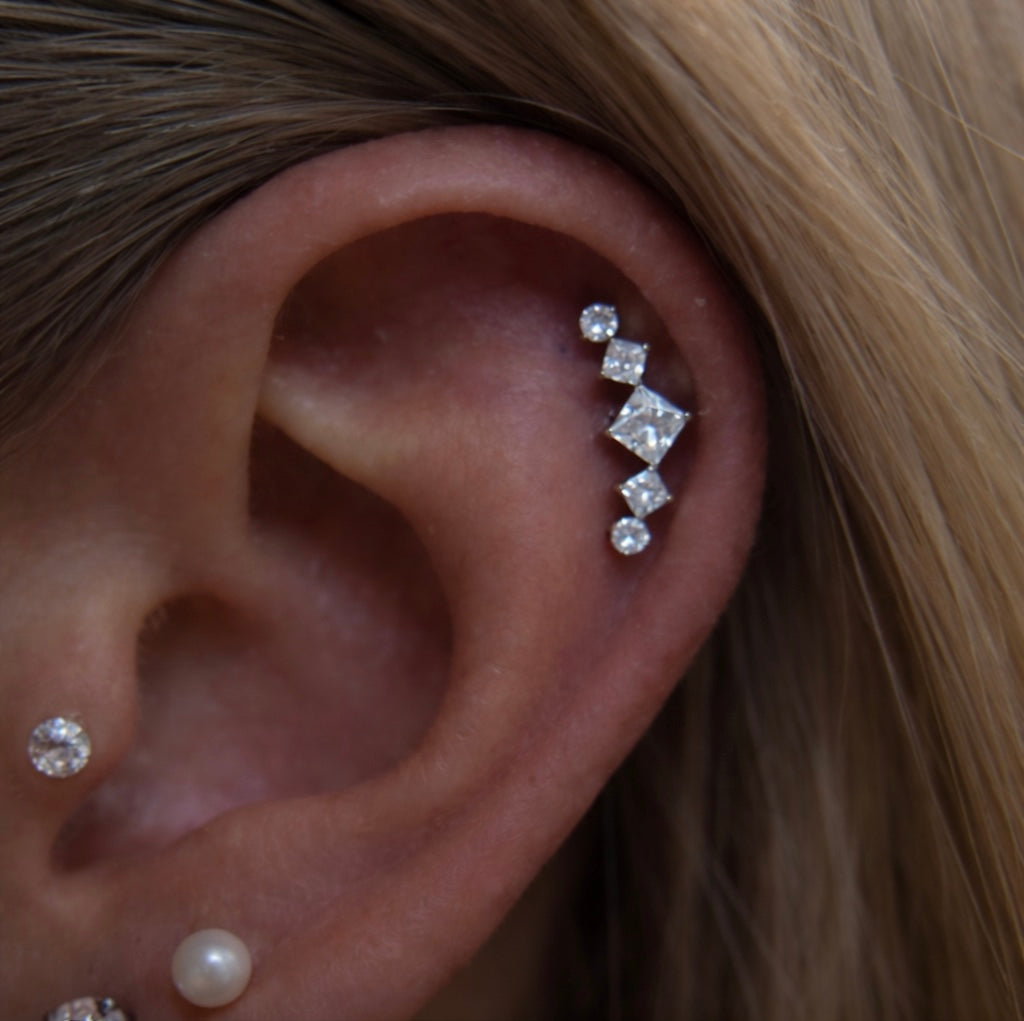 Titan Ohrstecker mit Zirkonia – Helix