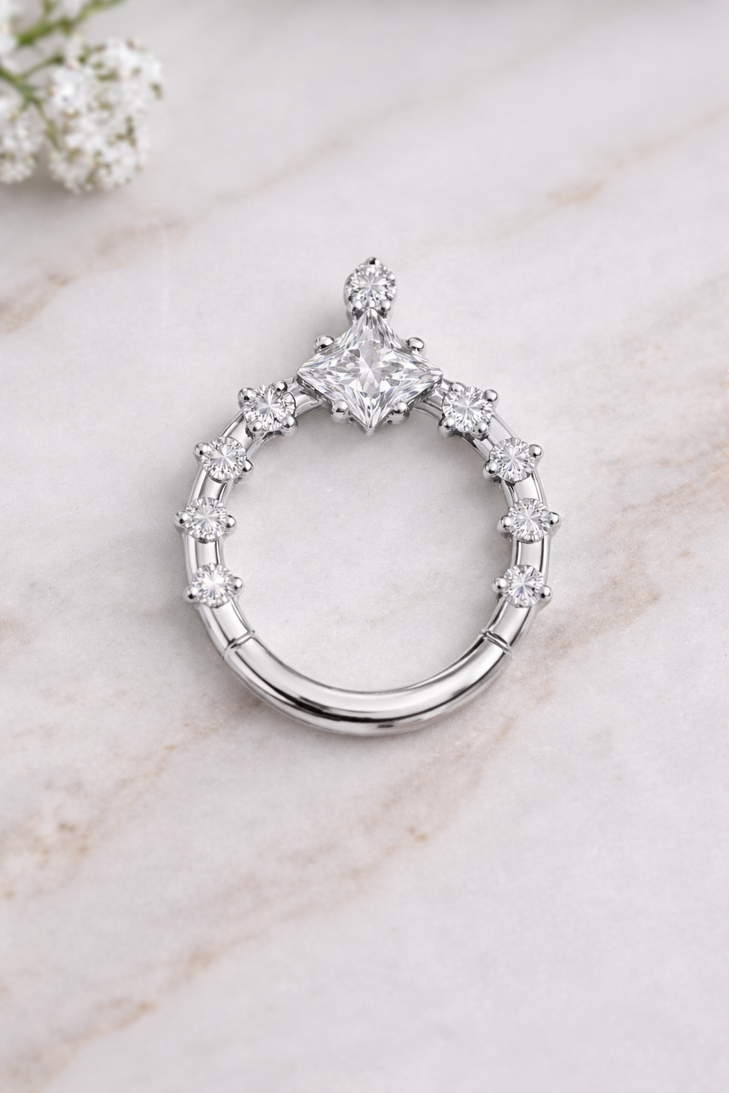 Wunderschöner Titan Clicker mit Zirkonia – 1,2 x 8 mm Daith / Septum