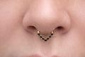 Titan Septum  Ring – 8 mm – Gold mit schwarzen Steinen