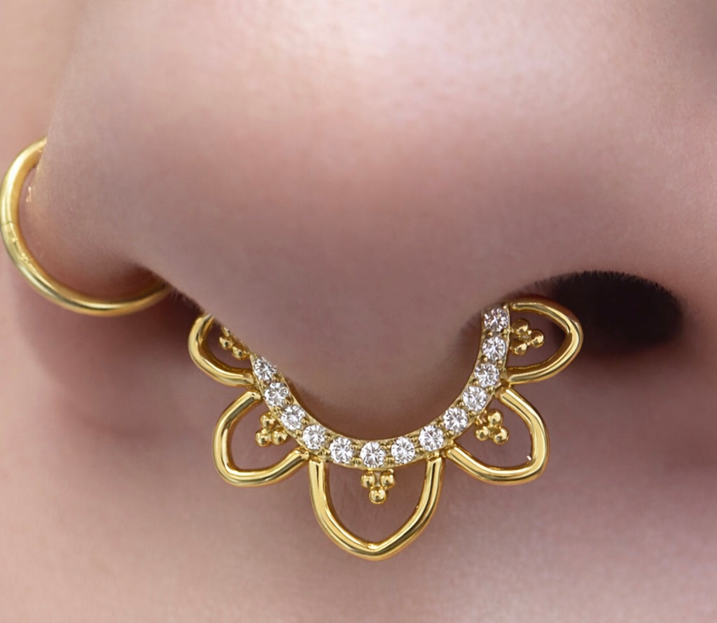 ✨ Titan Septum- oder Daith-Piercing – Blumenmotiv mit Zirkonia