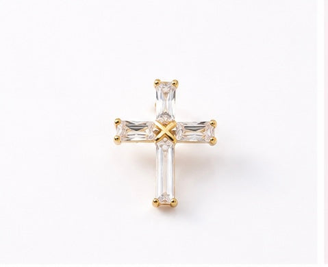 Titan Kreuz Piercing – Funkelnder Schmuck für Flat, Helix & Lobe