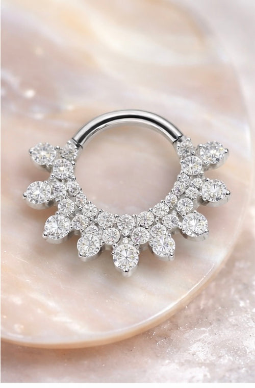 Eleganter Clicker mit funkelnden Zirkonia Septum  / Daith