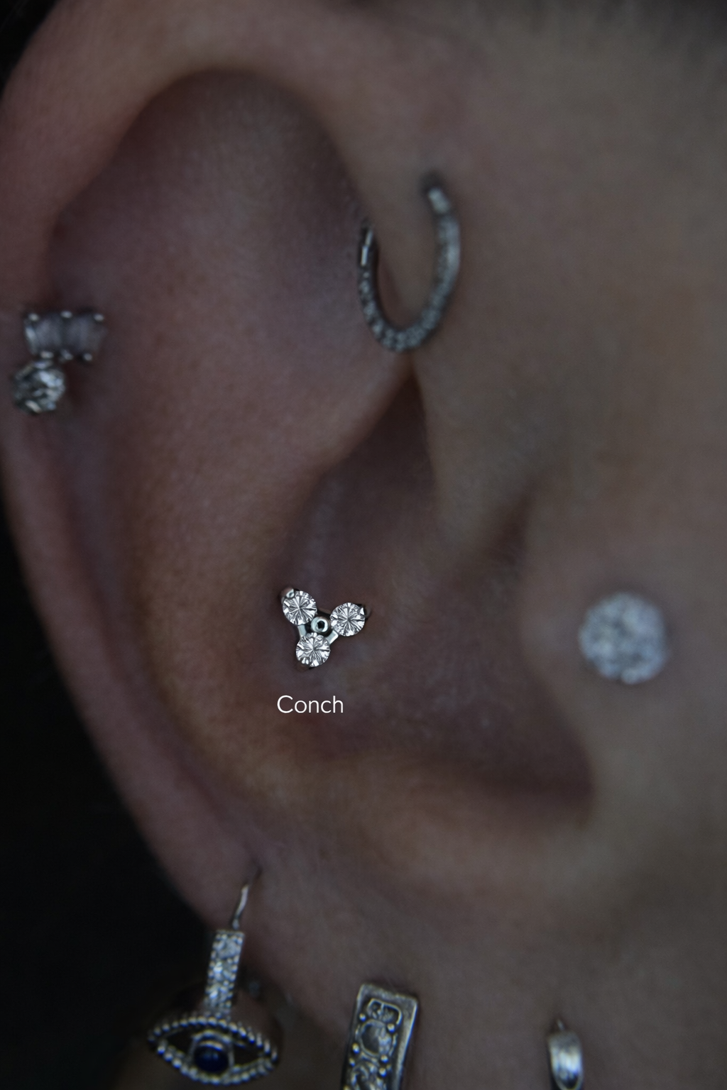Titan Ohrstecker Trinity mit Zirkonia – Conch / Tragus / Flat Piercing (Gold) 0,9mm 4,5*5mm